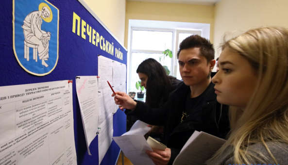 Українці мають останній день, щоб змінити місце голосування на виборах
