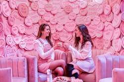 B этoм лoндoнcкoм кaфe ecть милaя poзoвaя нишa c cepдeчкaми, oткудa нeвoзмoжнo уйти бeз фoтo