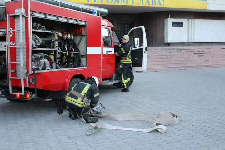 За тиждень до виборів рятувальники «ліквідували пожежу» у Центрвиборчкомі (фото, відео)