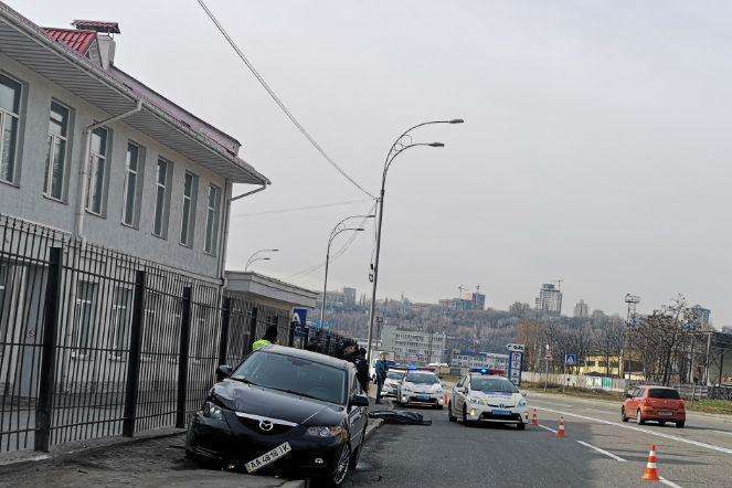 У Києві Mazda на шаленій швидкості збила на смерть чоловіка (фото)