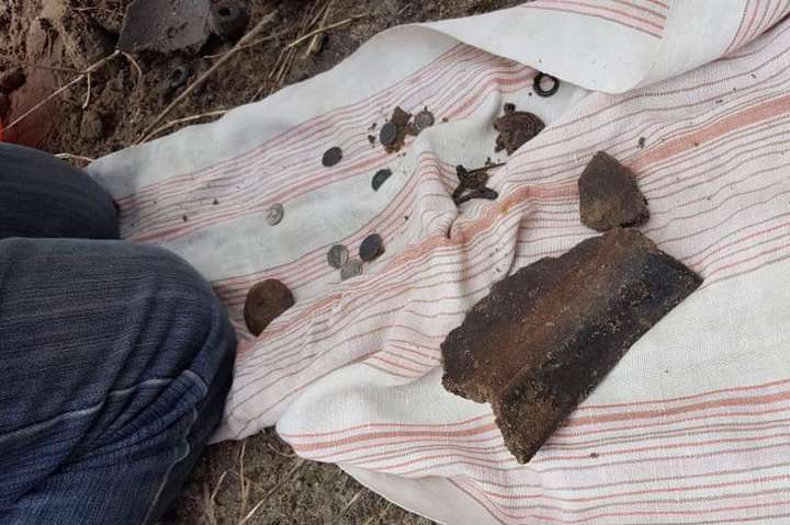 Під час посадки дерев на Подолі активісти знайшли скарб (фото)