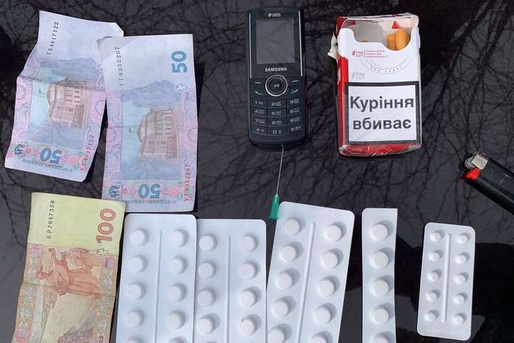 Житель Київщини під час лікування від наркозалежності збував метадон