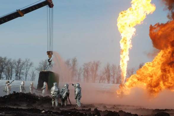 У Казахстані горить нафтова свердловина