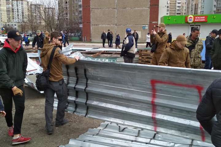 На Троєщині активісти знесли незаконне будівництво (фото)