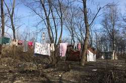 Ймовірний напад на табір стався після того, як журналісти місцевого видання написали репортаж про життя ромів - ЗМІ