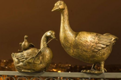 Гусака з Київського мосту забрали на реставрацію. Скульптуру намагалися відламати