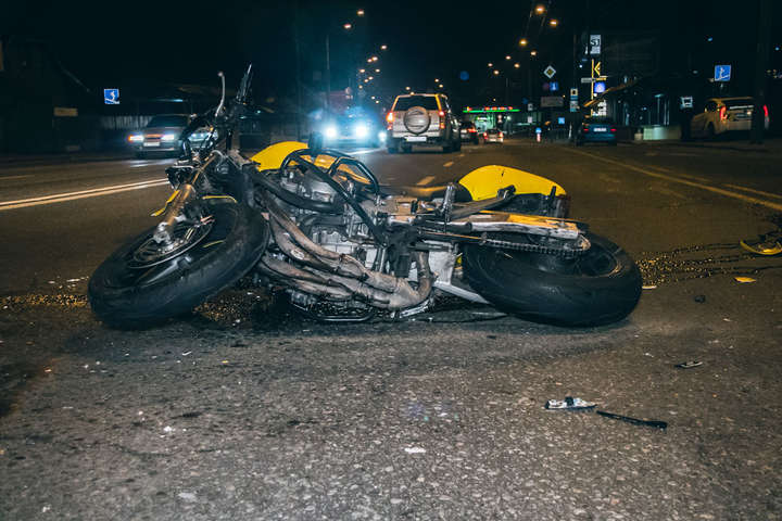 У Києві водій Opel збив мотоцикліста, покинув авто і втік (фото, відео)