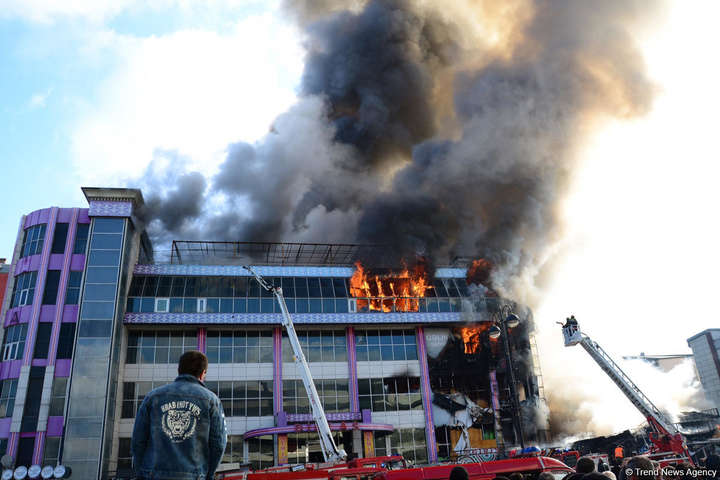 В Баку сталася масштабна пожежа у торговому центрі
