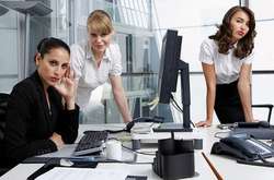 Эффект «роковой женщины» мешает красавицам становиться руководителями