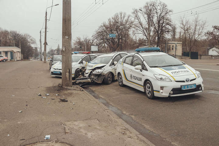 У Києві поліцейський Prius влетів у стовп: є постраждалі (фото, відео)