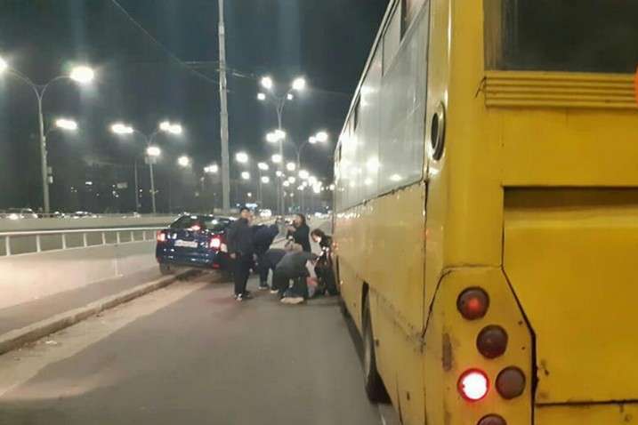 Одну з постраждалих затягнуло під передню частину автобуса
 - «Київпастранс» обіцяє компенсувати витрати постраждалим у ДТП на Дорогожичах