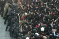 В Киргизии устроили чудовищную давку из-за бургеров российского рэпера Тимати (видео)