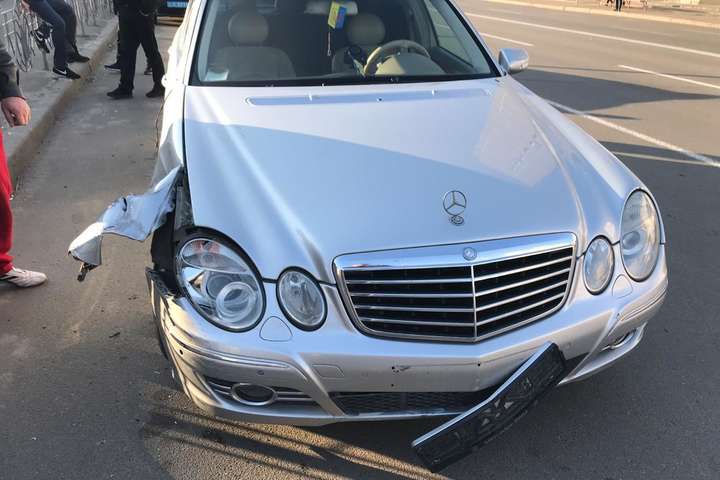 Автомобіль Mercedes-Benz з характерними для ДТП пошкодженнями вилучено у якості речового доказу&nbsp; - Під Києвом п’яний водій збив велосипедиста і втік з місця ДТП