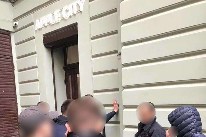 У Львові поліцейського затримали на хабарі $1200 за відстрочку від призову до армії