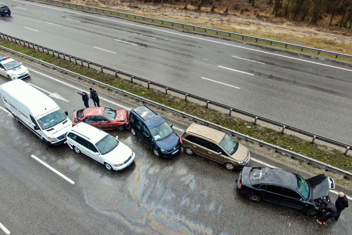 Масштабна ДТП під Києвом: зіткнулися дев’ять автівок (фото, відео)