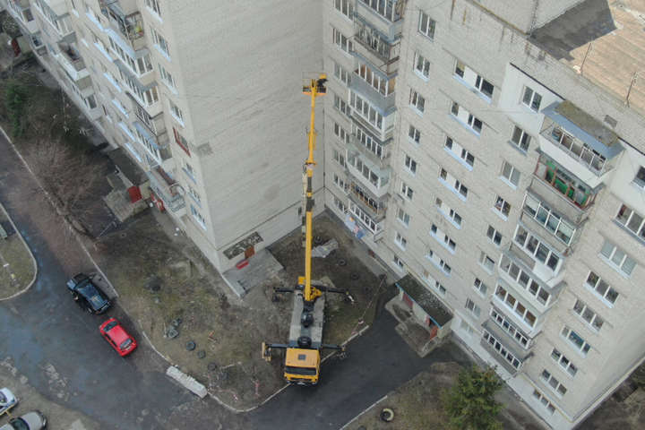 Трагедія під Києвом: будівельник випав з люльки автовишки (фото, відео)
