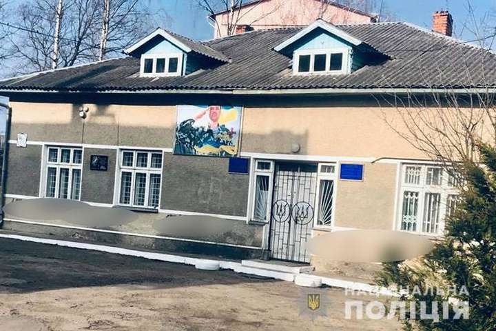 На Івано-Франківщині вандал розмалював свастикою адмінбудівлі