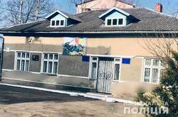 На Івано-Франківщині вандал розмалював свастикою адмінбудівлі