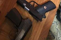 Під час обшуків у наркоторговців було виявлено зброю