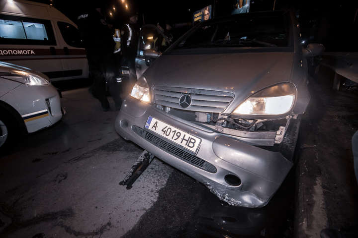 П’яна ДТП у Києві: водій Toyota тікав від поліції і влетів у Mercedes (фото, відео)