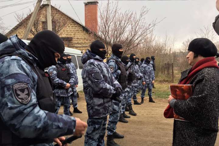ФСБ влаштувала наймасовішу облаву в будинках кримських татар 