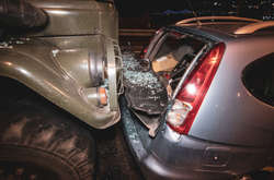 У Києві на Гаванському мосту військова вантажівка влетіла в Chevrolet з дитиною в салоні