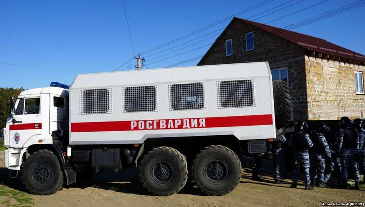 В ходе обысков в оккупированном Крыму российские силовики задержали не менее 10 человек
