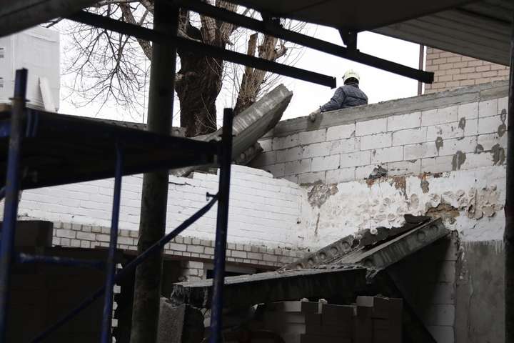 У Києві на людей рухнули бетонні плити: є жертви (фото, відео)