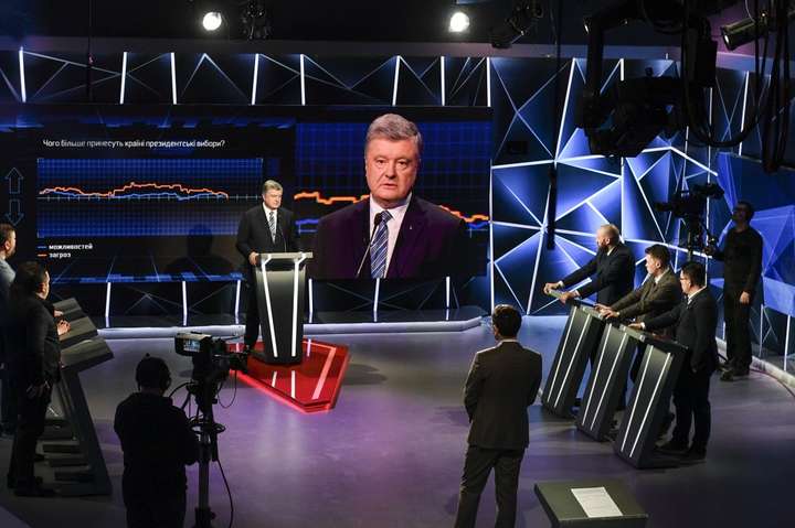 Петро Порошенко повідомив, що лише офіційно зареєстрованих закордонних спостерігачів сьогодні в Україні понад дві тисячі - Порошенко заявив, що на виборах президента буде найбільша кількість міжнародних спостерігачів за всю історію України