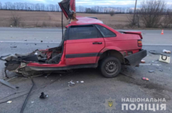 Дві людини загинули від зіткнення автомобіля з відбійником