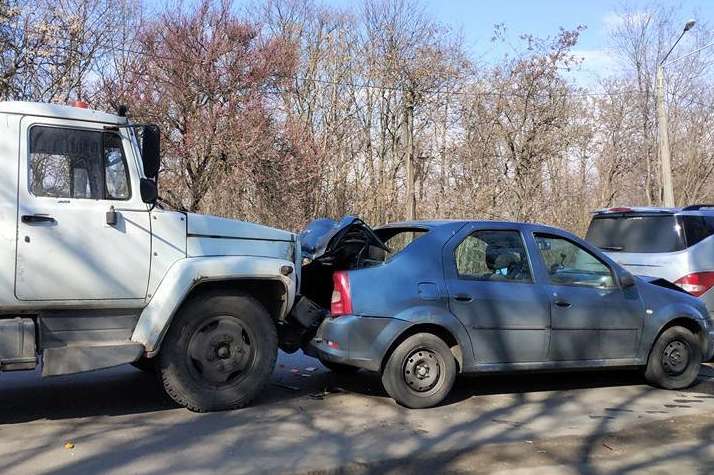 На в'їзді до Одеси пробка: бензовоз в'їхав в легкове авто