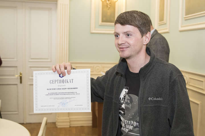 Кличко вручив сертифікати на квартири дітям-сиротам (фото)