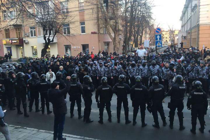 Силовики затримали активістів з «Нацкорпусу», які намагалися поговорити з Порошенком