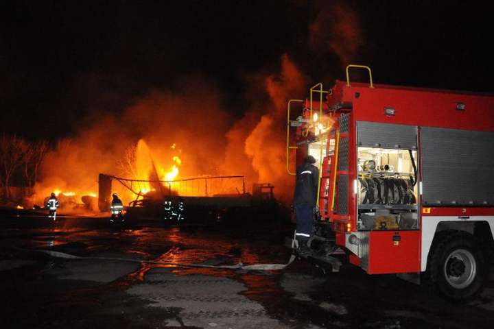 На стоянці у Кропивницькому у пожежі згоріли вщент 18 авто 