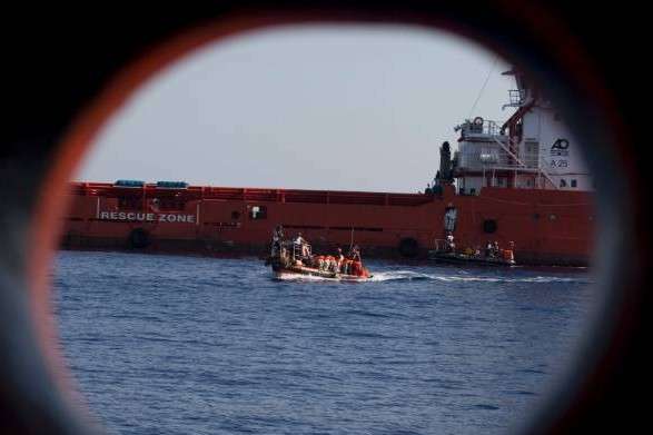 Мігранти, які захопили танкер у Середземному морі, покинули судно у наручниках
