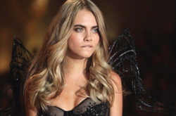 Пассивная с мужчинами, но активная с женщинами: супермодель Кара Делевинь рассказала о своей интимной жизни