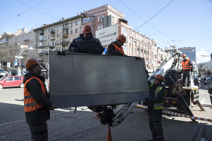 На одній із центральних вулиць Києва прибирають незаконну рекламу (фото)