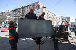 На одній із центральних вулиць Києва прибирають незаконну рекламу (фото)