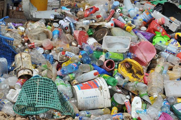 Європа з 2021 року частково заборонить одноразовий пластик