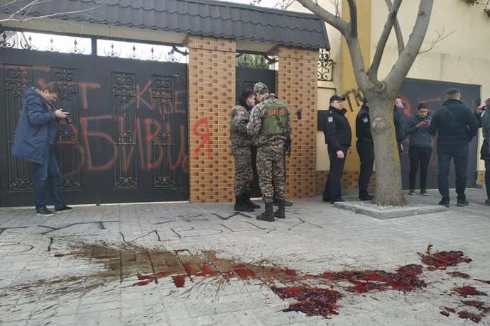 «Вбивця має сісти!»: активісти розлили «кров» під будинками херсонських чиновників 