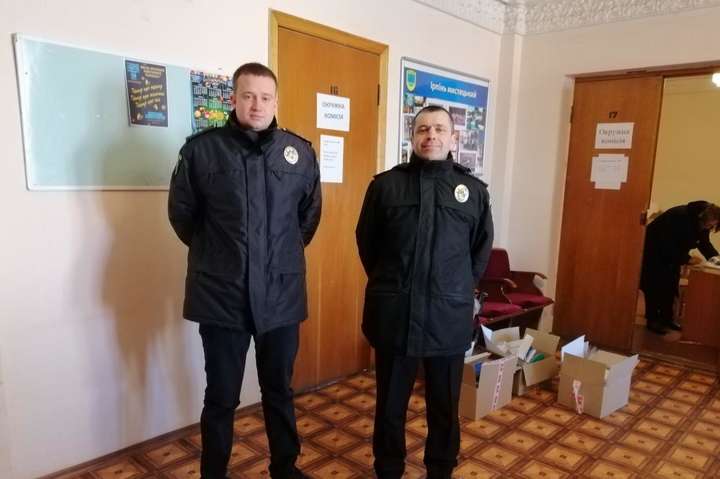 На Київщині поліція цілодобово охороняє окружні виборчкоми