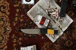 На місці скоєння злочину працівники поліції виявили та вилучили ніж та інші речові докази