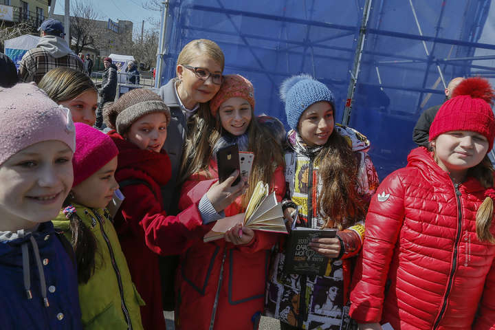 Тимошенко в передостанній день агітації - на Миколаївщині. Фінальний акорд - у столиці