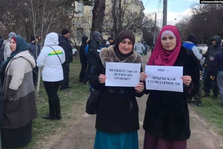 У Сімферополі пройшов флешмоб на підтримку затриманих кримських татар