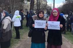  На акцію прийшли діти і дружини затриманих кримськотатарських активістів 