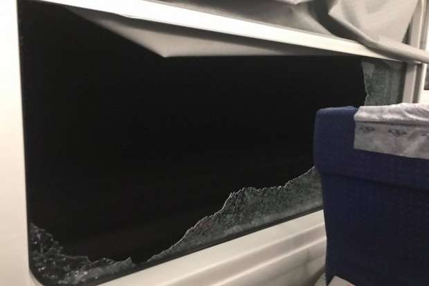 У Запоріжжі підлітки закидали камінням вікна пасажирських поїздів