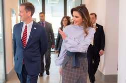 Королева Рания показала, как сочетать полоску и клетку в деловом образе