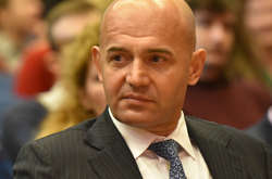  Кононенко повідомив журналістам, що готовий відповісти на будь-які їхні запитання та запропонував зустрітися «наступного тижня у понеділок» 