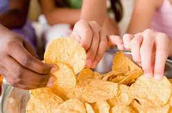Глава Минздрава объяснила, чем опасны чипсы и сухарики