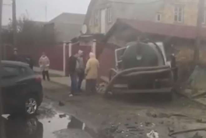 Серйозна ДТП під Києвом: зіткнулися три автівки, асенізатор влетів у гараж (відео)